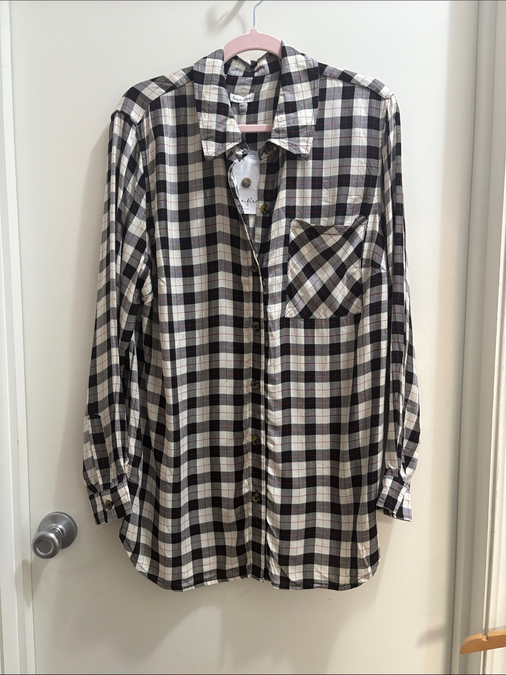 Classic Black & White Plaid Button-Up Shirt - Unbranded